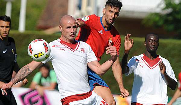 Kenan Kodro (rot) ist zwar in Spanien geboren, spielt aber für die bosnische Nationalmannschaft