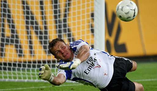 HSV-Torhüter Frank Rost rettet den Hamburger SV vor einer Blamage und hält zwei Elfmeter