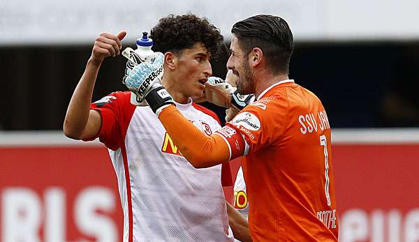 Ali Odabas (l.) darf Jahn Regensburg nicht in die zweite Liga begleiten