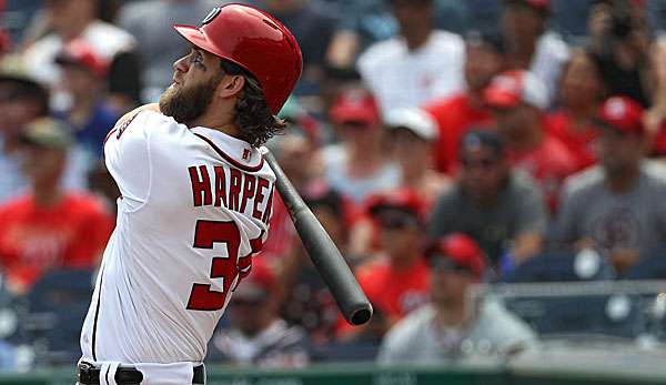 Bryce Harper bewundert einen seiner zwei Homeruns gegen die Brewers