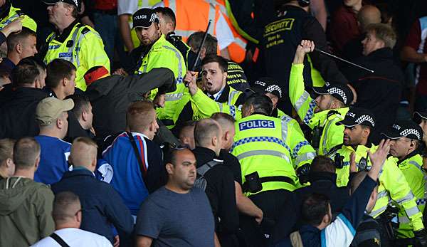 Die Fans von Hannover 96 sorgten in Burnley für einen Spielabbruch