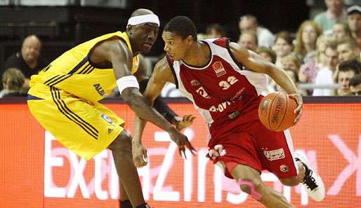 Lavelle Felton (r.) half letzte Saison mit, dass Paderbon die Playoffs erreicht