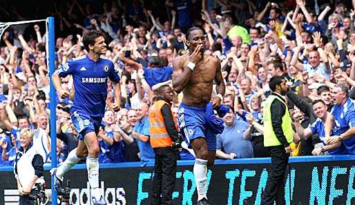 Didier Drogba (r.) trifft beim Auftakt doppelt für Chelsea und freut sich mit Michael Ballack