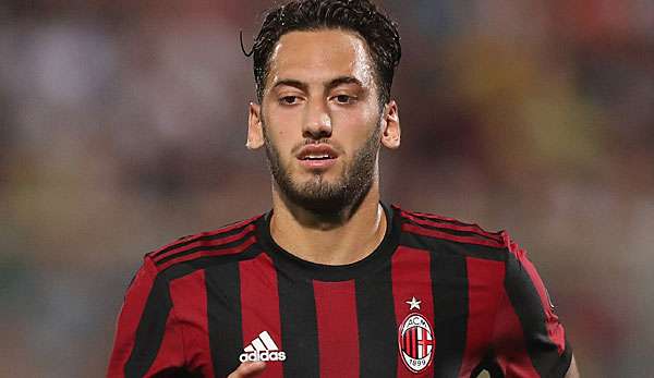 Das AC Mailand um Hakan Calhanoglu