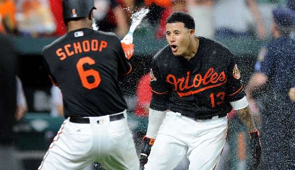 Manny Machado (r.) feiert den Sieg mit Teamkollege Jonathan Schoop