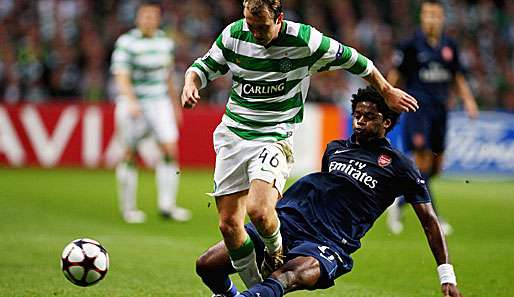 Arsenal siegte gegen Celtic. Hier grätscht Arsenals Alexandre Song (r.) Aiden McGeady ab