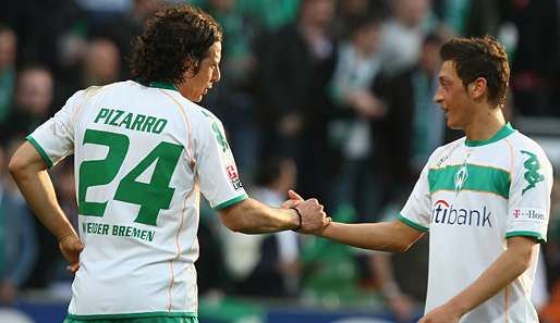 Gegen den FK Aktobe wieder vereint? "Neuzugang" Claudio Pizarro (l.) und Mesut Özil