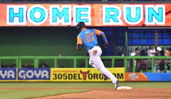 Deja-vu: Giancarlo Stanton umrundet die Bases, auf der Tafel hinter ihm blinkt der nächste Homerun