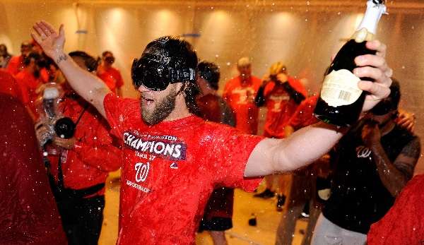 Nationals-Star Bryce Harper feiert mit Schampus und Skibrille