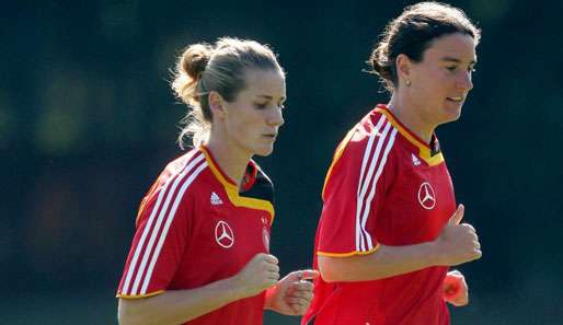 Simone Laudehr (l.) fehlt dem DFB-Team beim EM-Auftakt gegen Norwegen 