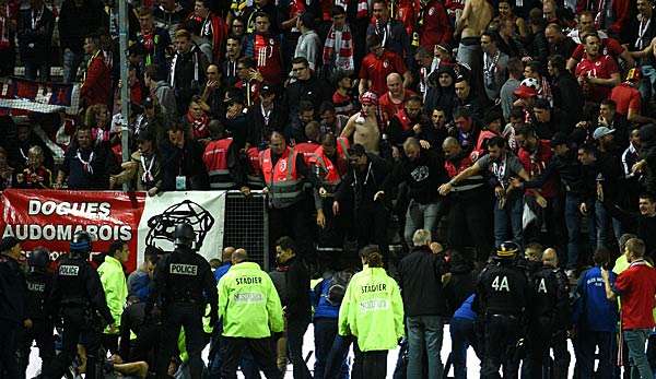 Beim Spiel zwischen SC Amiens und OSC Lille stürzte die Tribüne ein