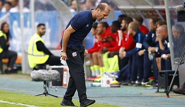 Joe Enochs Coacht sein Team an der Seitenlinie