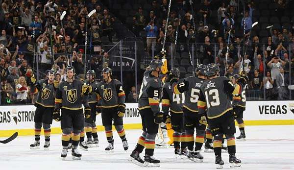 Die Golden Knights waren bei ihrer Heimpremiere gegen die Coyotes siegreich 