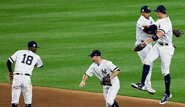 Die New York Yankees feiern den Sieg in Game 3 der ALCS