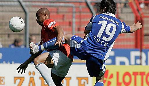 Stefan Buck (r.), hier im Duell mit Bochums Joel Epalle, wechselt zum FC Augsburg