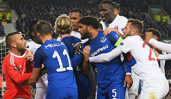 Rudelbildung beim Spiel FC Everton gegen Olympique Lyon