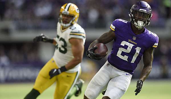 Jerick McKinnon wird von den Green Bay Packers angegriffen