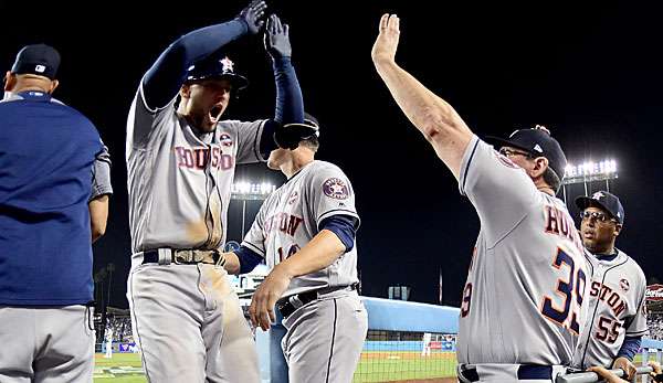 Die Housten Astros feiern ihren Sieg im zweiten Spiel der World Series
