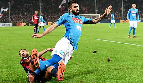 Elseid Hysaj wird beim Serie A Spiel gegen Genoa gefoult