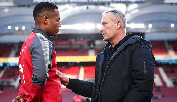 Christian Streich (r.) will mit Freiburg in Stuttgart siegen