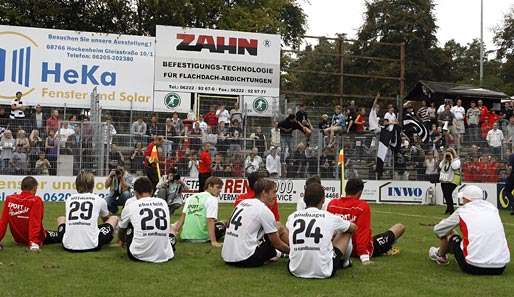 Sandhausens Spieler feiern mit ihren Fans die Tabellenführung