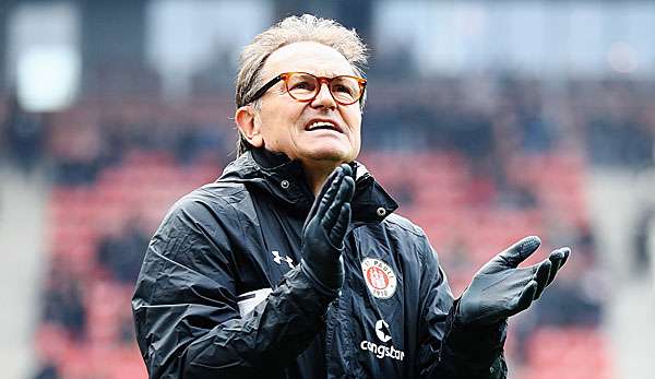 St. Paulis Technischer Direktor Ewald Lienen ermutigt schwule Fußballspieler zum Outing