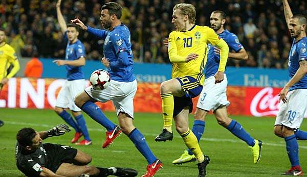 Emil Forsberg auf dem Weg Richtung Tor von Buffon