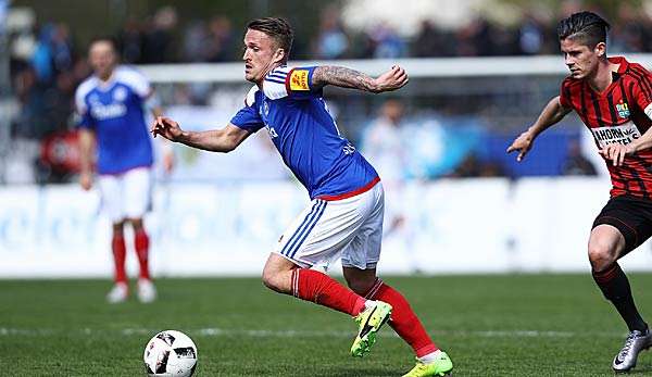 Manuel Janzer mit dem Ball am Fuß gegen den Chemnitzer FC