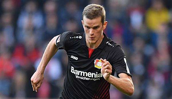 Sven Bender treibt den Ball vorran für die Werkself