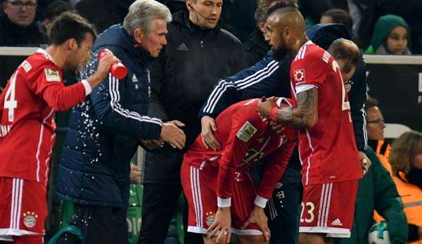 Jupp Heynckes im Gespräch mit Arturo Vidal, während James Rodriguez behandelt wird