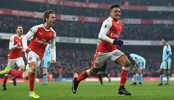 Alexis Sanchez erzielt im Spiel der Vorsaison gegen Burnley ein Tor