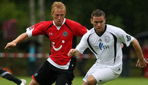 Mike Hanke (l.) erzielte in der vergangenen Saison vier Tore in 25 Bundesligaspielen für Hannover