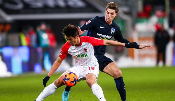 Ja-Cheol Koo schirmt den Ball gegen Niklas Stark ab