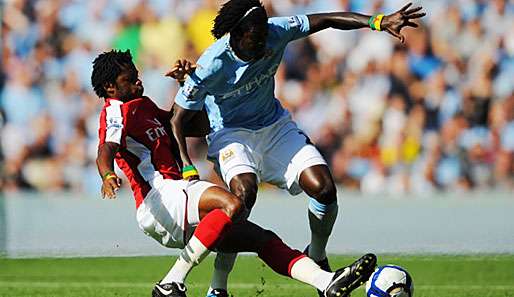 Emmanuel Adebayor (re.) traf auch gegen seine alten Kameraden und erzielte sein viertes Saisontor