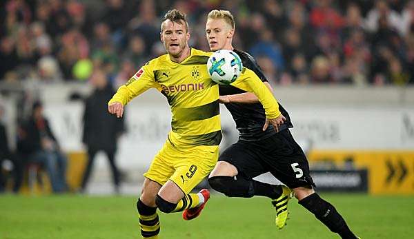 Timo Baumgartl attackiert Andrej Yarmolenko bei einer Bundesliga-Partie