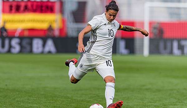 Dzsenifer Marozsan holt für das Frauen DFB-Team zum Schuss aus