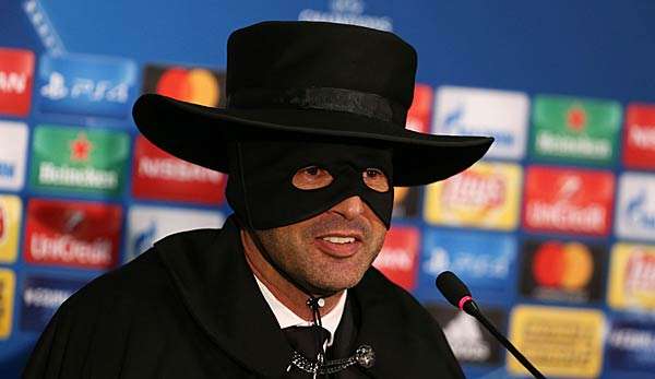 Paulo Fonseca als Zorro verkleidet auf der Pressekonferenz nach dem Spiel gegen Manchester City