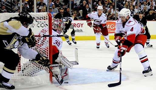 Dennis Seidenberg (r.) scheiterte mit den Carolina Hurricanes in den Playoffs an Pittsburgh
