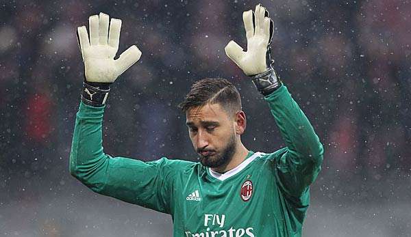 Gianluigi Donnarumma wendet sich zu den Fans hin