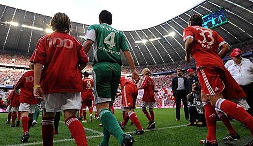 Und auf geht's! Die Bayern (mit Gomez, r.) und Wolfsburg (mit Schäfer) starten in die Königsklasse