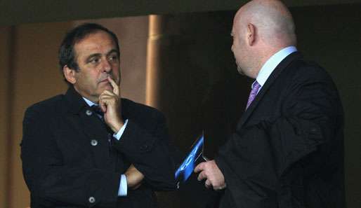 Michel Platini (l.) erkennt eine Entwicklung in der Ukraine
