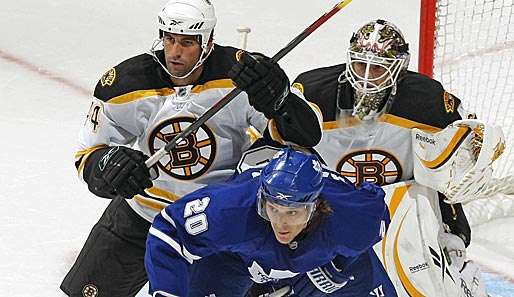 Andy Wozniewski (l.) entschied mit seinem Tor das Spiel für die Boston Bruins