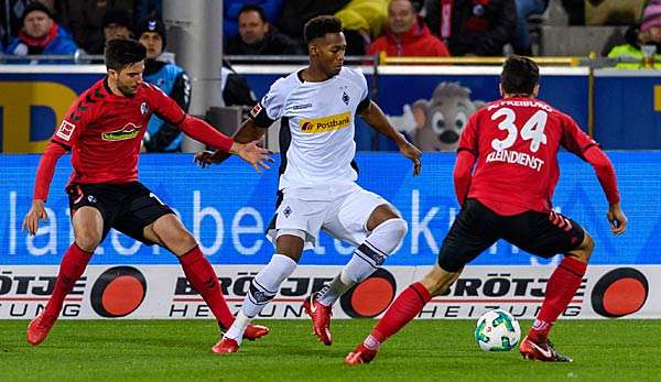 Reece Oxford gegen zwei Spieler des SC Freiburg