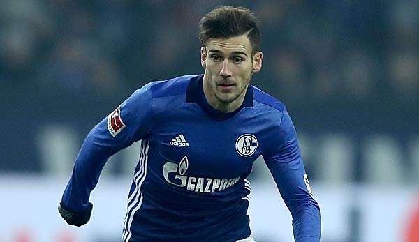 Leon Goretzka geht mit dem Ball nach vorne 