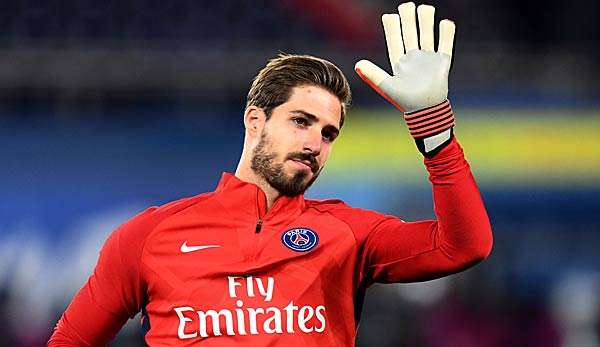 Kevin Trapp grüßt seine Fans bei einem Spiel von PSG