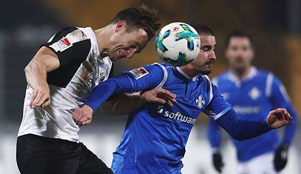 Jamie Maclaren im Zweikampf im Spiel gegen Sandhausen