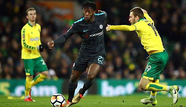 Michy Batshuayi im Zweikampf mit einem Gegner von Norwich City