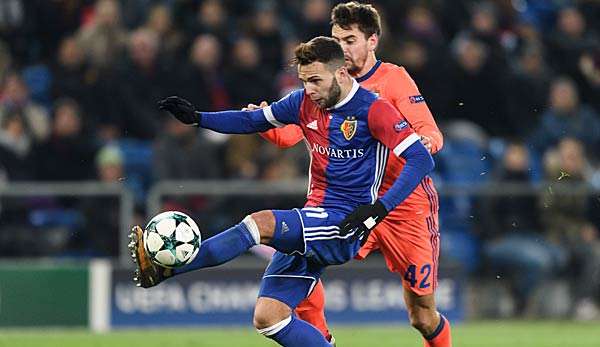 Renato Steffen im Zweikampf für den FC Basel