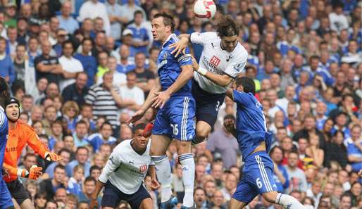 Chelsea und Tottenham haben nichts zu verschenken: Wie hier Terry (l.) und Woodgate (r.) Duell