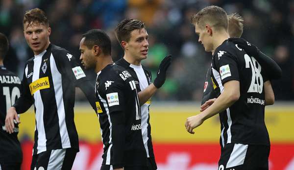 Matthias Ginter (r.) holt sich die Glückwünsche für seinen Führungstreffer ab